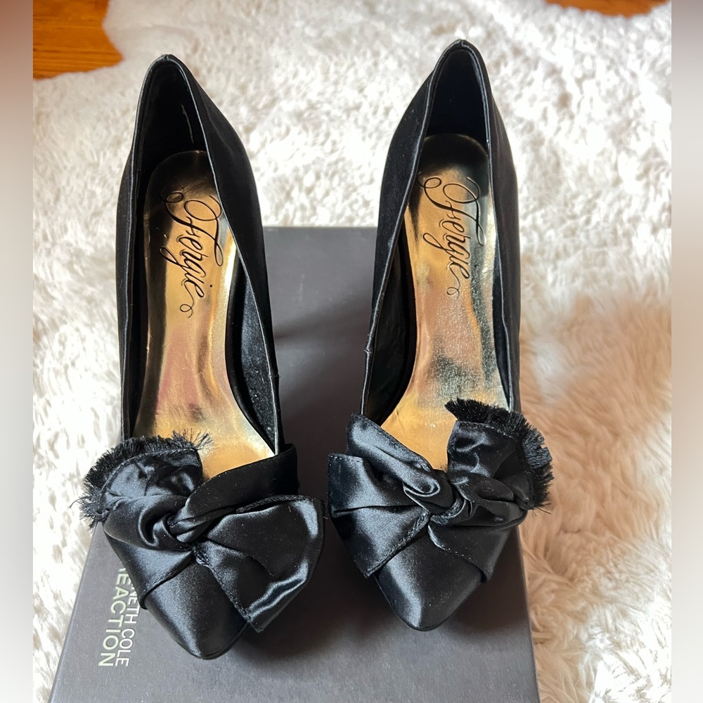Fergie Satin Black Pump; size 6.5